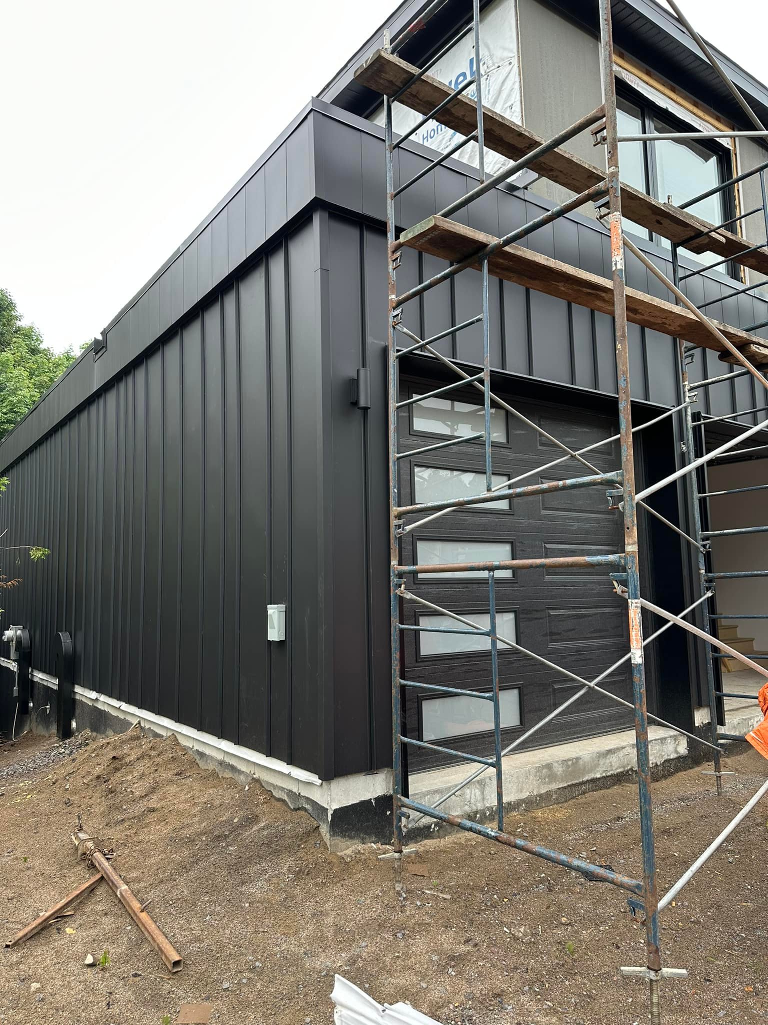 Peintre en bâtiment à L'Ancienne-Lorette appliquant une couche de peinture blanche