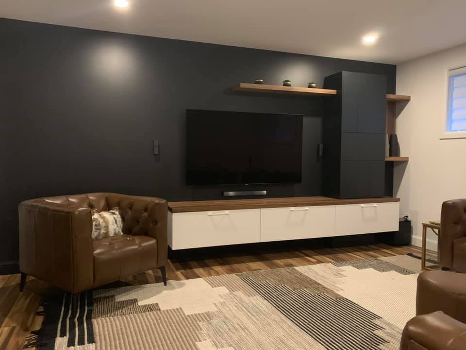 Peintre professionnel utilisant un rouleau pour peindre un mur intérieur à Québec