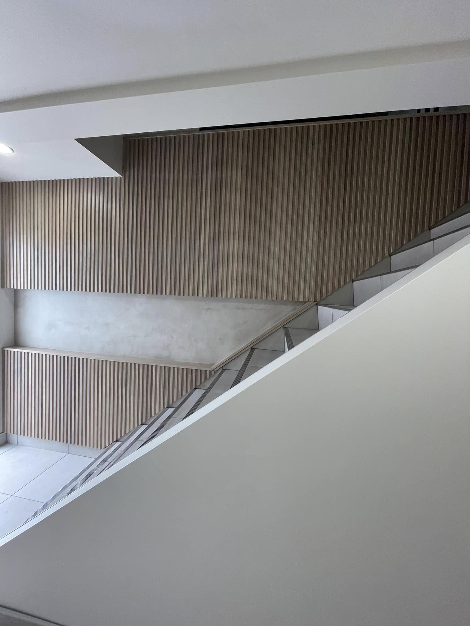 Travaux de peinture extérieure sur façade de bâtiment commercial à Saint-Lambert-de-Lauzon