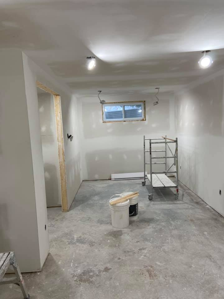 Application de peinture sur plafond par un entrepreneur peintre à Saint-Lambert-de-Lauzon