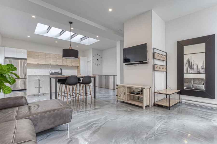 Peintre en bâtiment en Beauce appliquant une couche de peinture blanche