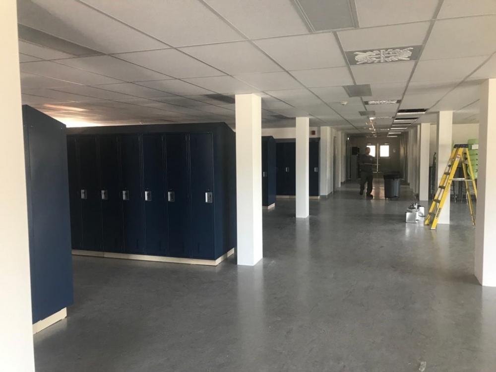 Travaux de peinture extérieure sur façade de bâtiment commercial en Beauce